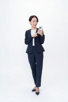 携帯を持つ女性 携帯を持つ女性 会社員,営業,キャリアの写真素材