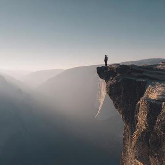 絶景を見下ろすシルエット 絶景を見下ろすシルエットの写真