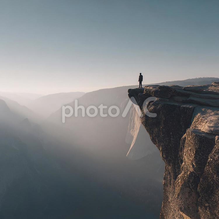 絶景を見下ろすシルエット 崖,人物,一人の写真素材