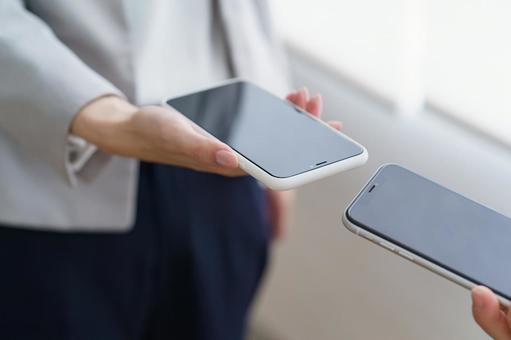スマホの画面を見せ合う女性の手元 スマホの画面を見せ合う女性の手元 スマートフォン,スマホ,女性の写真素材
