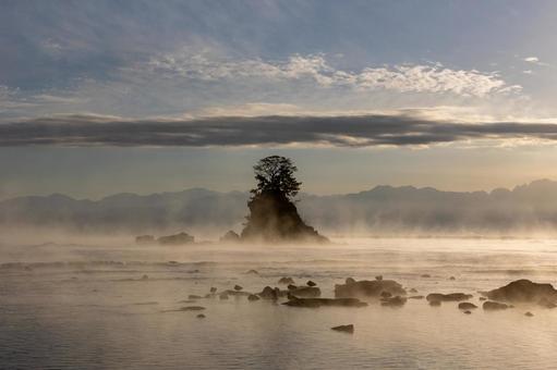 毛嵐が昇る雨晴海岸の朝 雨晴海岸,けあらし,毛嵐の写真素材