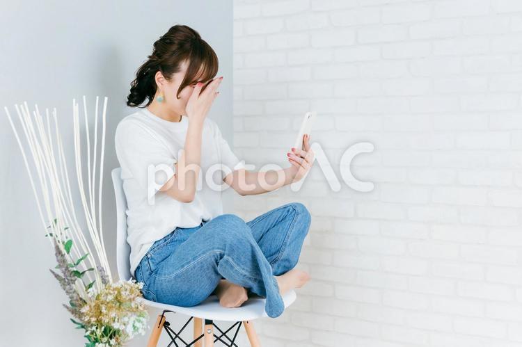 スマホで通話しながら泣くアジア人女性 失恋,最悪,電話の写真素材