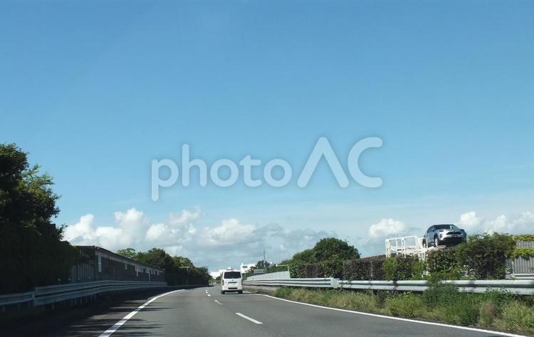 対向車線　キャリアカー上の車　高速道路 道路,キャリアカー,車の写真素材