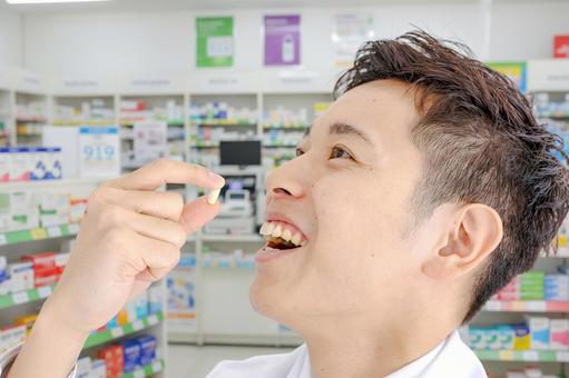 薬を飲む男性 薬,服薬,薬局の写真素材