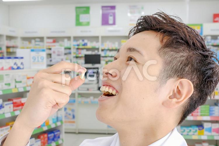 薬を飲む男性 薬,服薬,薬局の写真素材