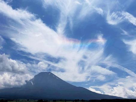 虹色の雲の彩雲(さいうん)と富士山 虹色の雲の彩雲(さいうん)と富士山 彩雲,さいうん,虹色の写真素材