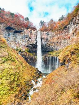 紅葉に囲まれた華厳の滝 紅葉,秋,風景の写真素材