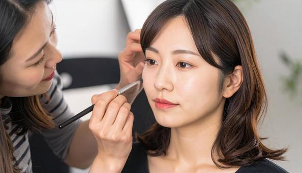 メイクアップアーティストによるメイクの写真