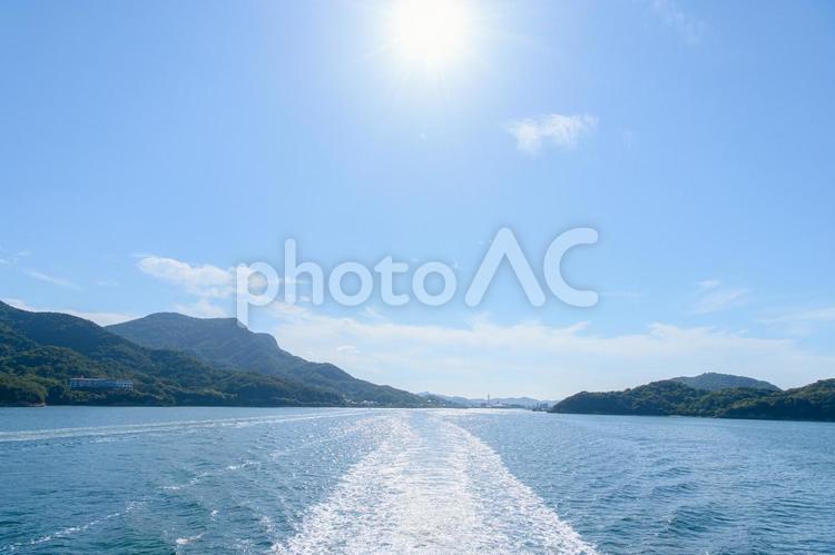 船から見た瀬戸内海 高松港,船,自然の写真素材