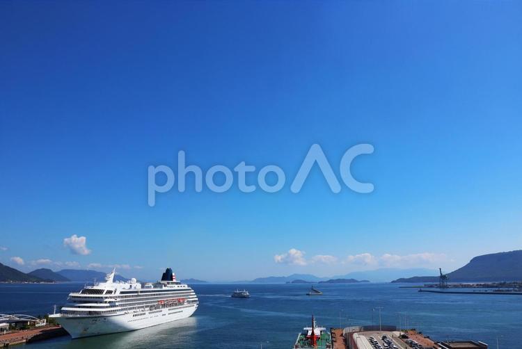 ８月中旬の日中の高松港の飛鳥Ⅱ 背景,飛鳥ⅱ,豪華客船の写真素材