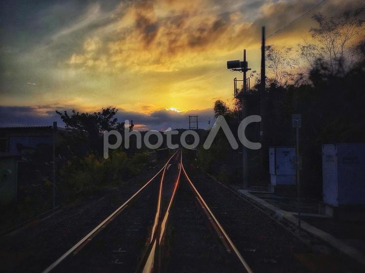 夕方の線路 線路,夕方,夕焼けの写真素材