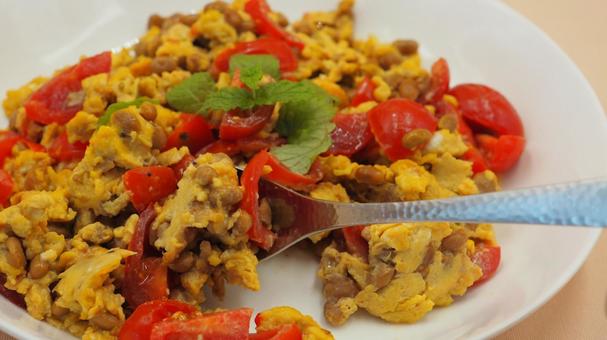 手作り・納豆とミニトマトの卵炒め・食べる 納豆,ミニトマト,卵炒めの写真素材