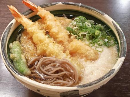 老舗そば屋の「えび天とろろそば」 老舗そば屋の「えび天とろろそば」 蕎麦,海老天,とろろの写真素材