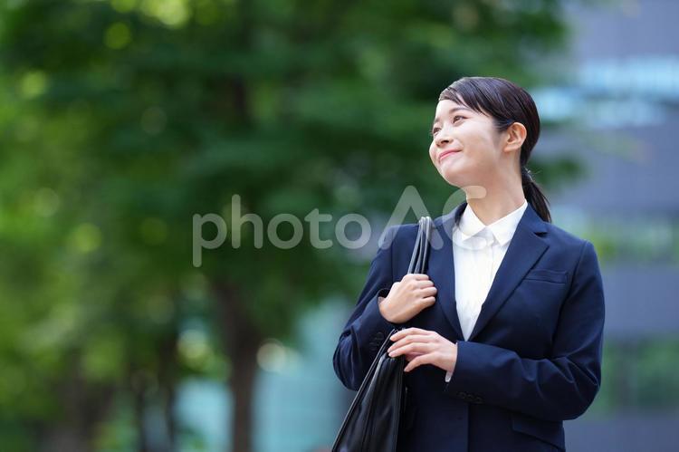 微笑んで遠くを見て嬉しそうな女性 女性,人物,大学生の写真素材