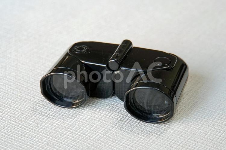 白い背景に置かれた小型の黒い双眼鏡 双眼鏡,望遠鏡,光学機器の写真素材