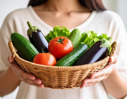 夏野菜のかごを持った女性 夏野菜のかごを持った女性の写真