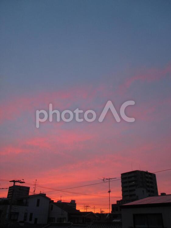 夕焼けと街 たそがれ,シルエットで映す,ビルの写真素材