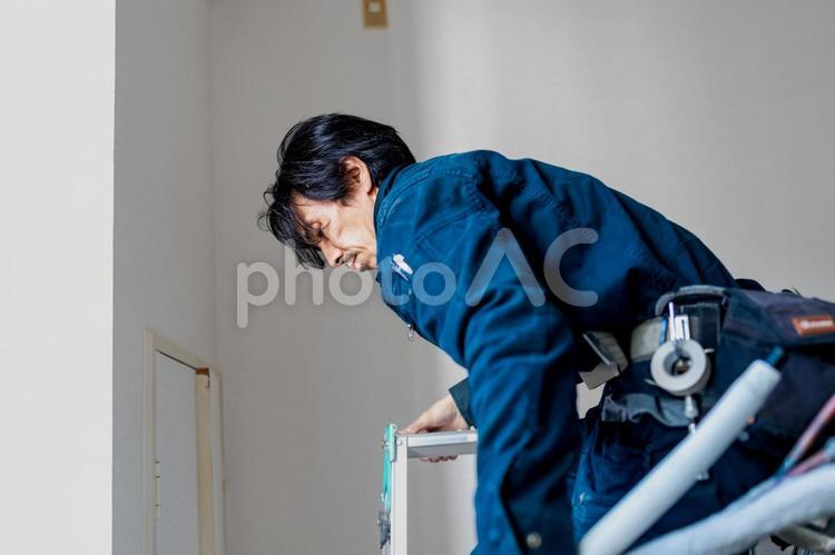 エアコンを取り外し脚立を降りる作業員 ビジネス,ビジネスマン,男の写真素材