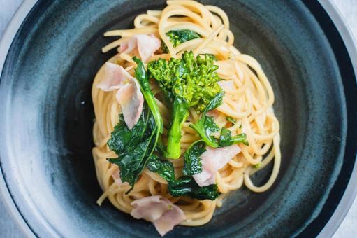 Pasta with rape blossoms and bacon, JPG