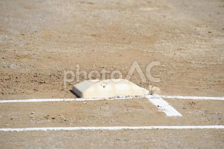 野球のベースと白線 ベース,白線,グランドの写真素材