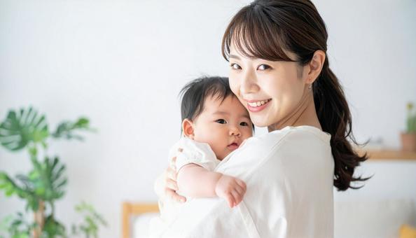 女の子を抱っこしてあやす母親 女の子を抱っこしてあやす母親の写真