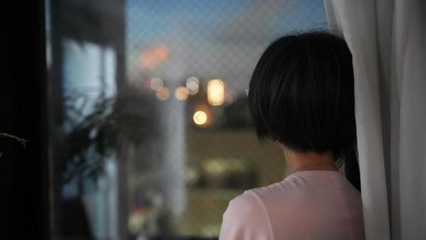 夜、窓の外を眺める女性 夜、窓の外を眺める女性 女性,後ろ姿,部屋の写真素材