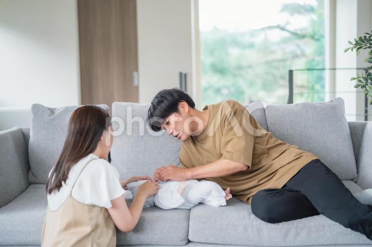 赤ちゃんを世話する男性 赤ちゃん,夫婦,育児の写真素材