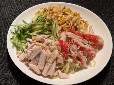 霜降過ぎの自宅で調理した冷やし中華の写真