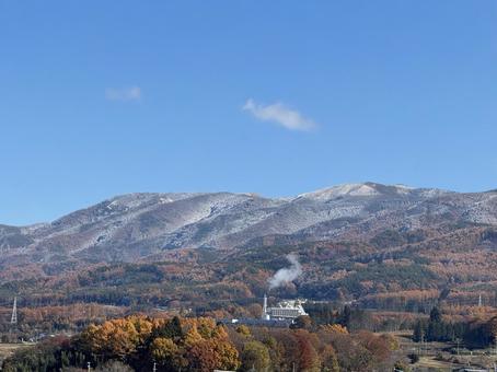 初冠雪の鉢伏山(2025) 初冠雪,晴れ,朝の写真素材