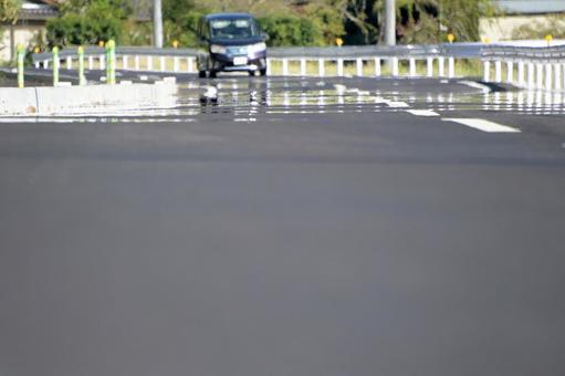 暑い日にアスファルトの道路に現れた逃げ水 暑い日にアスファルトの道路に現れた逃げ水 逃げ水,道路,地面の写真素材