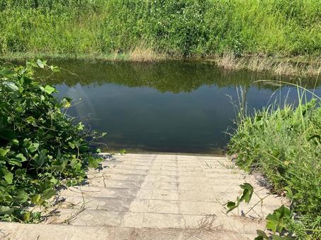 水量がたっぷりの上流の小川 水量がたっぷりの上流の小川の写真