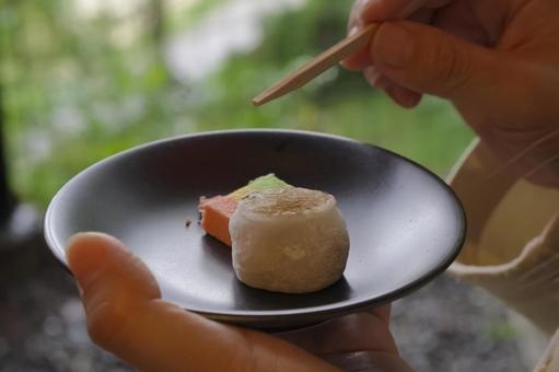 黒皿に盛られた和菓子を楽しむ女性の手元 和菓子,上生菓子,餅菓子の写真素材