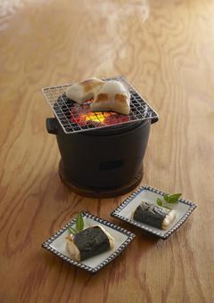 ぷっくりいい感じに膨れたもち ぷっくりいい感じに膨れたもち 焼き餅,七輪,炭火焼の写真素材