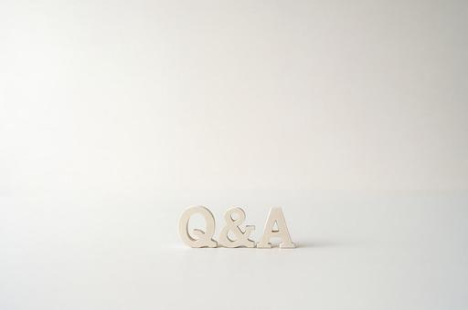シンプル背景のQ&Aの写真
