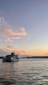 入港する船と瀬戸内海の夕暮れ② 入港する船と瀬戸内海の夕暮れ② 夕暮れ,空,海の写真素材
