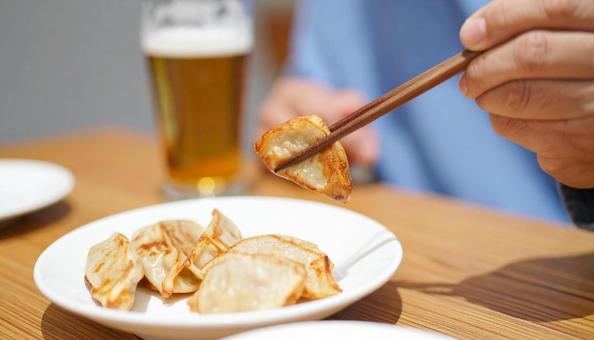焼き餃子 ビール 焼き餃子 ビールの写真