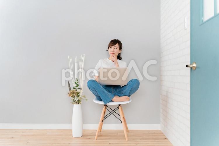 家でパソコンを使いながら困るアジア人女性 パソコン,困る,トラブルの写真素材