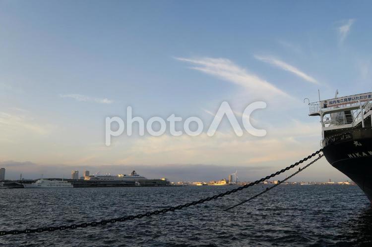 横浜港の夕暮れ 青空,雲,晴れの写真素材