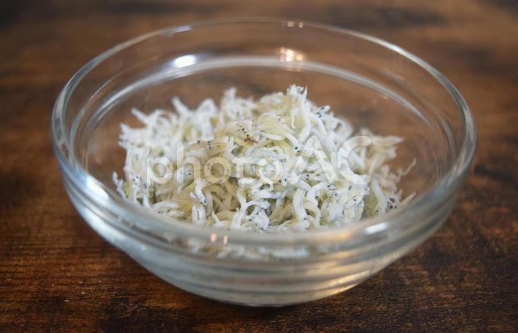 新鮮な釜揚げしらす しらす,釜揚げ,和食の写真素材