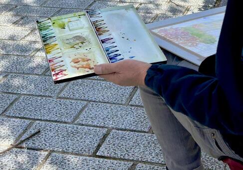 スケッチをする男性の手元 絵具パレット,秋のスケッチ,パレットの写真素材