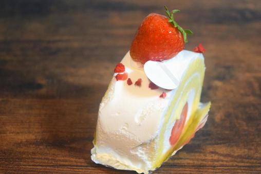 苺と生クリームの贅沢なロールケーキ 苺と生クリームの贅沢なロールケーキの写真