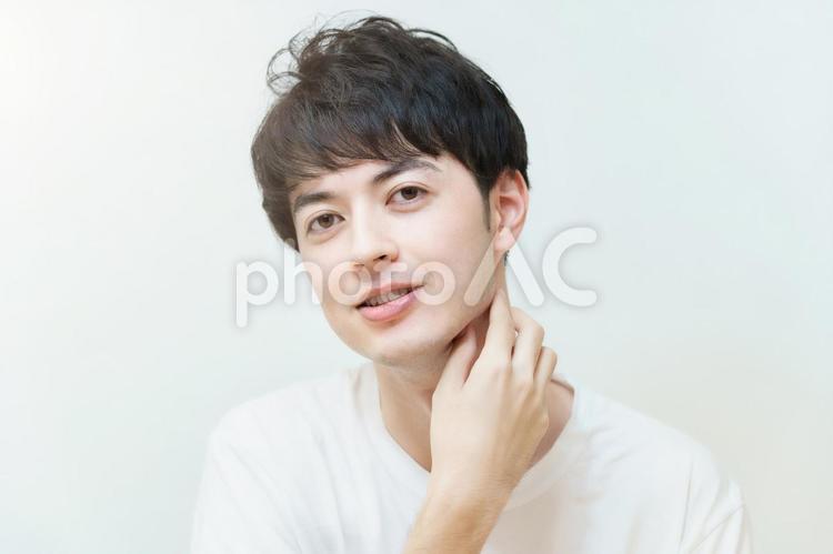 肌の状態を確かめる若い男性 男性,美容,メンズエステの写真素材
