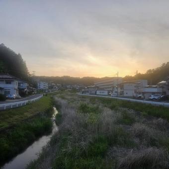 夕暮れ川辺の民家付近 夕暮れ川辺の民家付近 夕暮れ,背景,空の写真素材