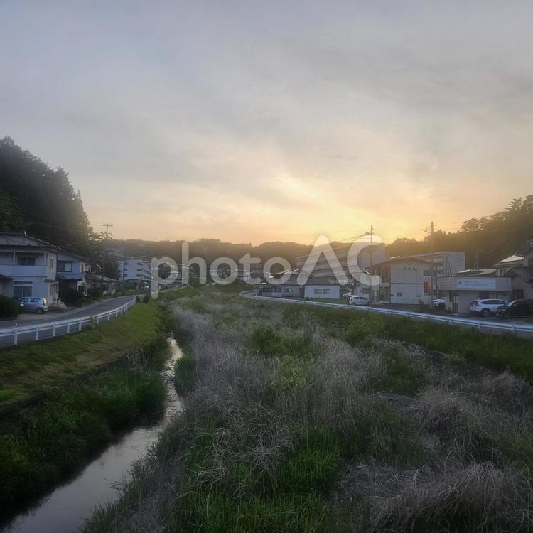 夕暮れ川辺の民家付近 夕暮れ,背景,空の写真素材