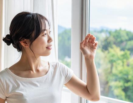 窓の外を見る女性 窓の外を見る女性の写真