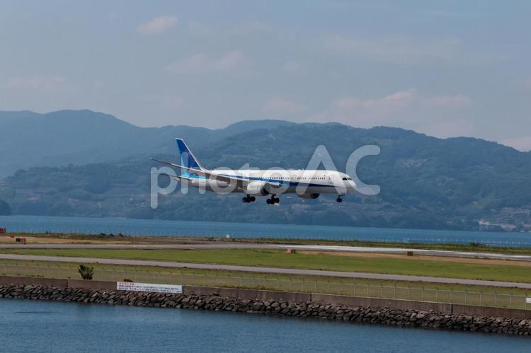 長崎空港と海の美しい夏の昼のパノラマ 飛行機,航空機,旅客機の写真素材