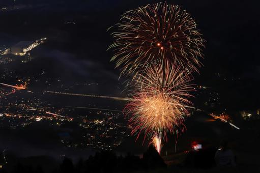 空と街に咲く一夜の花火 空と街に咲く一夜の花火の写真