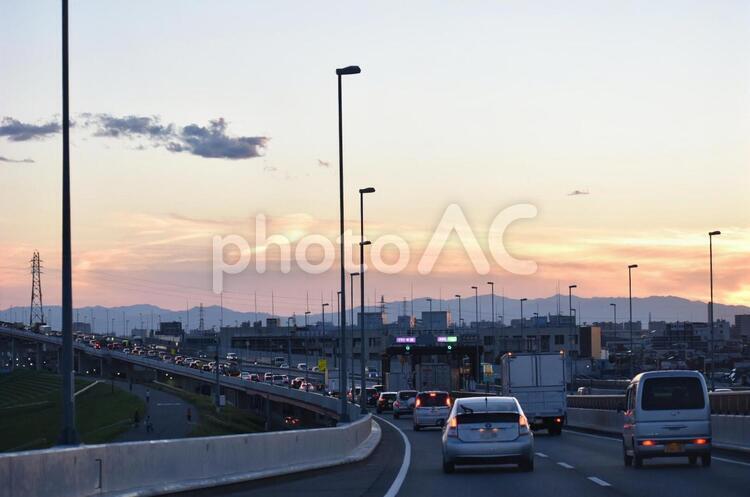 夕暮れの道路 自動車,交通量,通りの写真素材