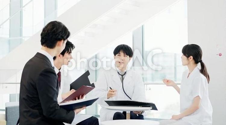 ミーティングをする医療関係者 医者,営業職,男性の写真素材