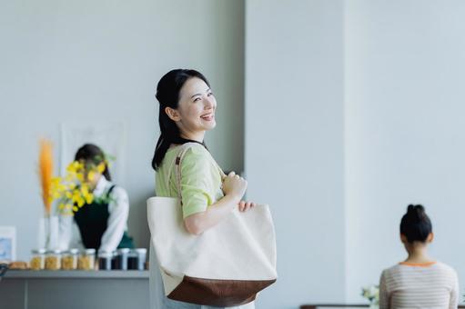 ショッピングをする若い女性 ショッピングをする若い女性 買い物,ショッピング,カフェの写真素材